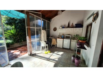 SE VENDE CASA A UNA CUADRA DE TRIBUNALES