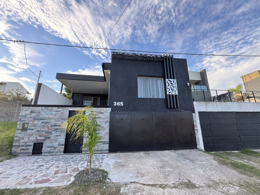 SE VENDE CASA DE 3 DORMITORIOS MODERNA ZONA THOMPSON