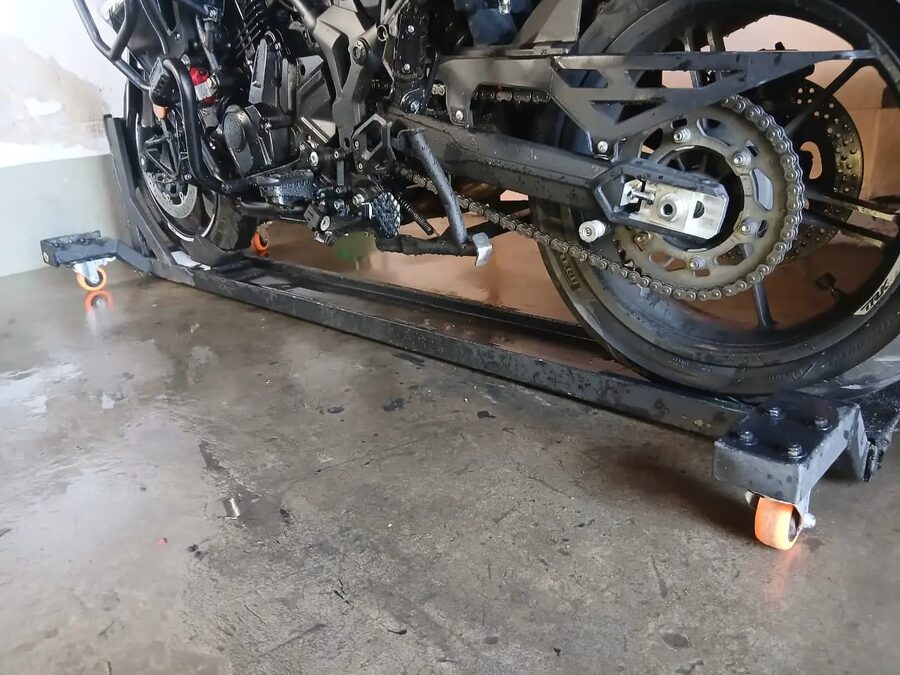 Rampa patineta para estacionar moto