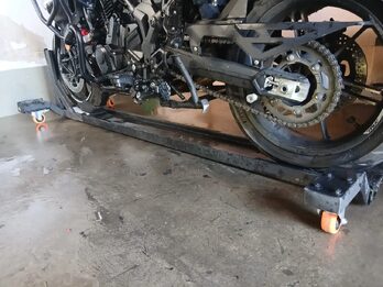 Rampa patineta para estacionar moto