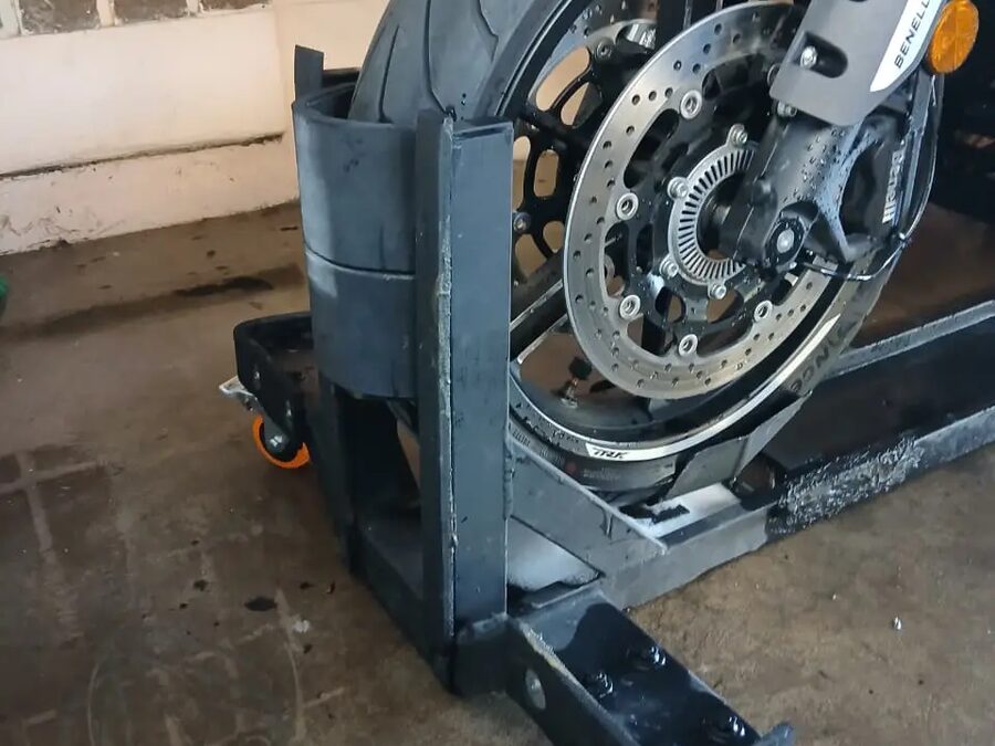 Rampa patineta para estacionar moto