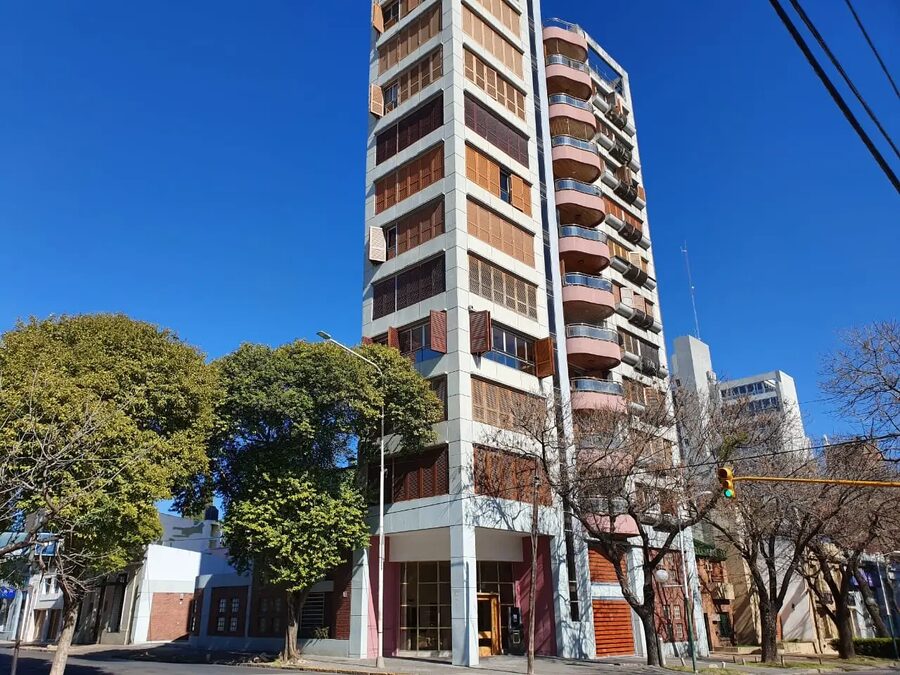 ¡Hermoso piso amoblado! Dos cocheras. ¡Vista al río!