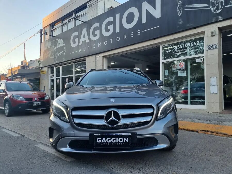 Exclusivo Mercedes Benz GLA 200 Urban Aut / 2017