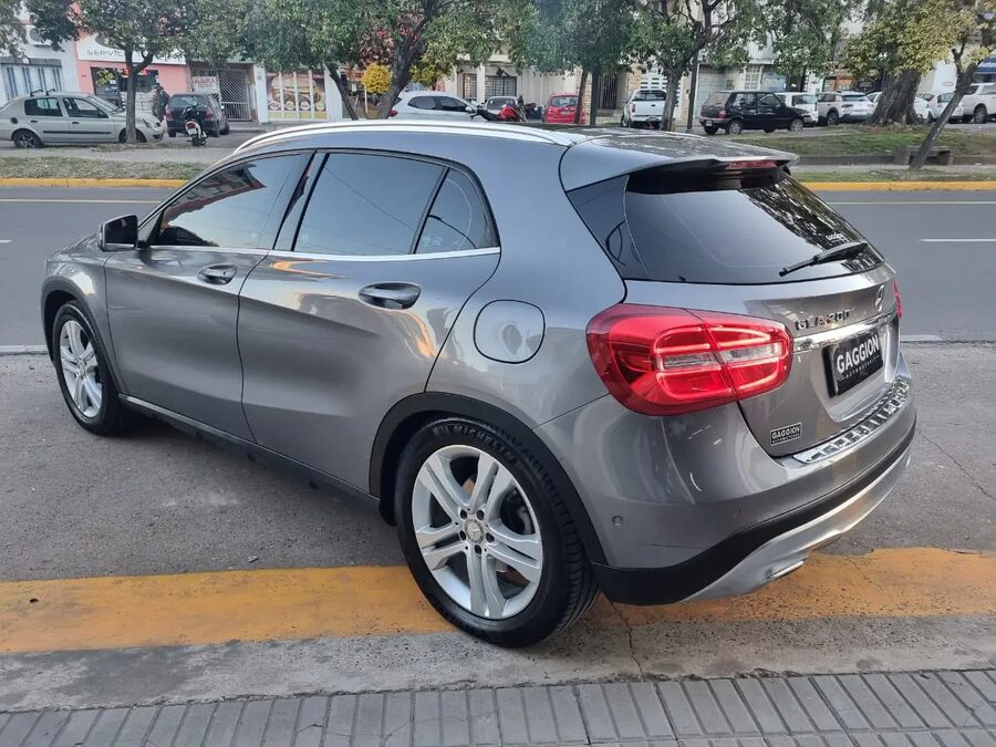 Exclusivo Mercedes Benz GLA 200 Urban Aut / 2017