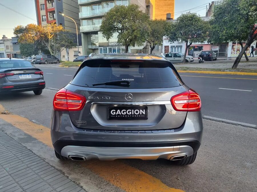 Exclusivo Mercedes Benz GLA 200 Urban Aut / 2017