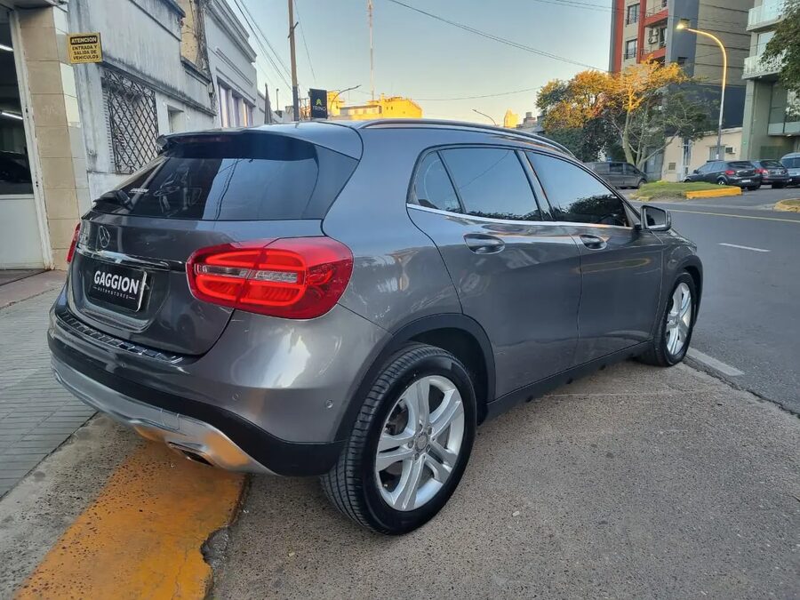 Exclusivo Mercedes Benz GLA 200 Urban Aut / 2017