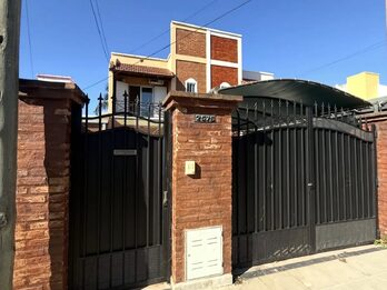 🏡DUPLEX EN ALQUILER‼️  📍sobre calle Gabriela Mistral 2575. (planta baja: cochera, living comedor, cocina fondo con verde, lavadero cubierto  y baño. Planta alta: 2 dormitorios y baño).