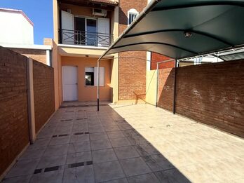 🏡DUPLEX EN ALQUILER‼️  📍sobre calle Gabriela Mistral 2575. (planta baja: cochera, living comedor, cocina fondo con verde, lavadero cubierto  y baño. Planta alta: 2 dormitorios y baño).