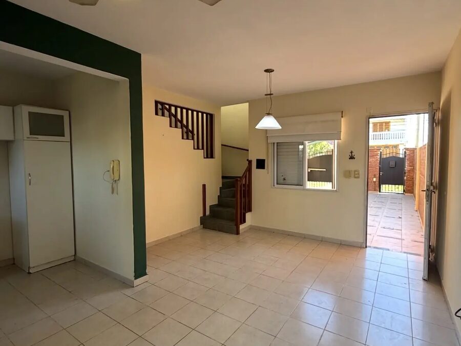 🏡DUPLEX EN ALQUILER‼️  📍sobre calle Gabriela Mistral 2575. (planta baja: cochera, living comedor, cocina fondo con verde, lavadero cubierto  y baño. Planta alta: 2 dormitorios y baño).
