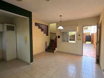 🏡DUPLEX EN ALQUILER‼️  📍sobre calle Gabriela Mistral 2575. (planta baja: cochera, living comedor, cocina fondo con verde, lavadero cubierto  y baño. Planta alta: 2 dormitorios y baño).