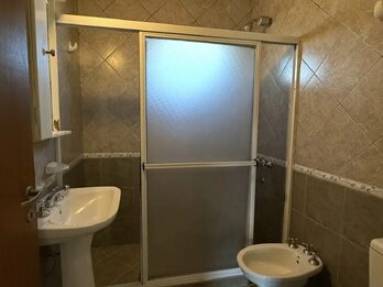 🏡DUPLEX EN ALQUILER‼️  📍sobre calle Gabriela Mistral 2575. (planta baja: cochera, living comedor, cocina fondo con verde, lavadero cubierto  y baño. Planta alta: 2 dormitorios y baño).