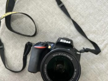 NIKON D5600 + Lente 18-55 VR + Batería Extra + Caja Original
