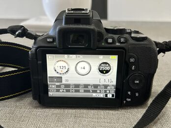 NIKON D5600 + Lente 18-55 VR + Batería Extra + Caja Original
