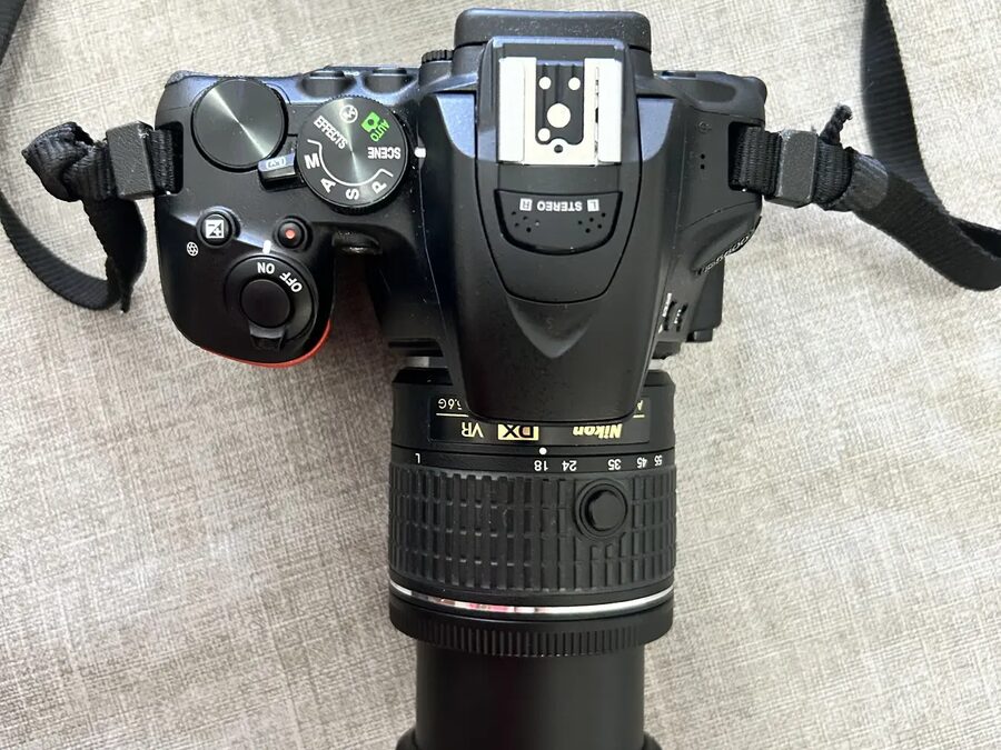 NIKON D5600 + Lente 18-55 VR + Batería Extra + Caja Original