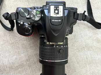 NIKON D5600 + Lente 18-55 VR + Batería Extra + Caja Original