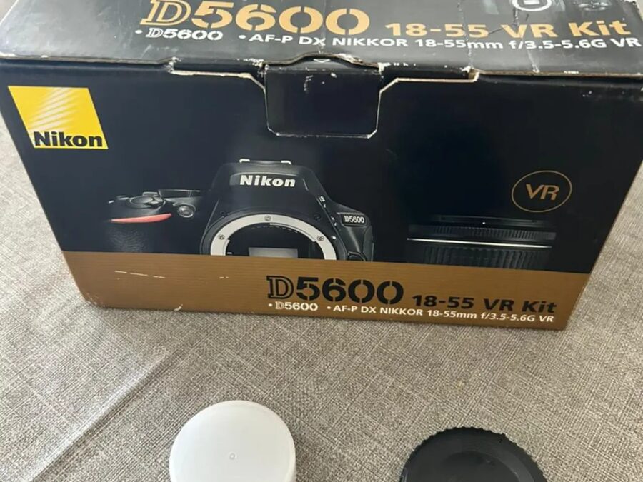 NIKON D5600 + Lente 18-55 VR + Batería Extra + Caja Original