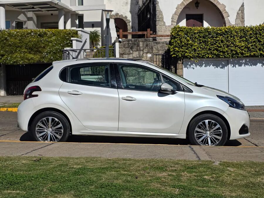 Peugeot 208 Feline 2018