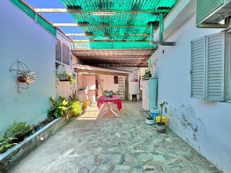 Casa 2 dormitorios con cochera y amplio patio verde - Zona Parque Gazzano
