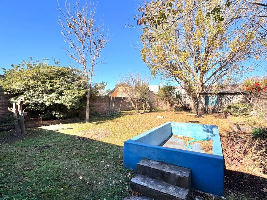 Casa 2 dormitorios con cochera y amplio patio verde - Zona Parque Gazzano