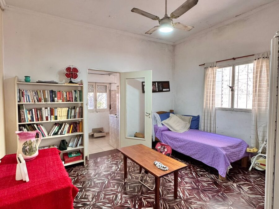 Casa 2 dormitorios con cochera y amplio patio verde - Zona Parque Gazzano