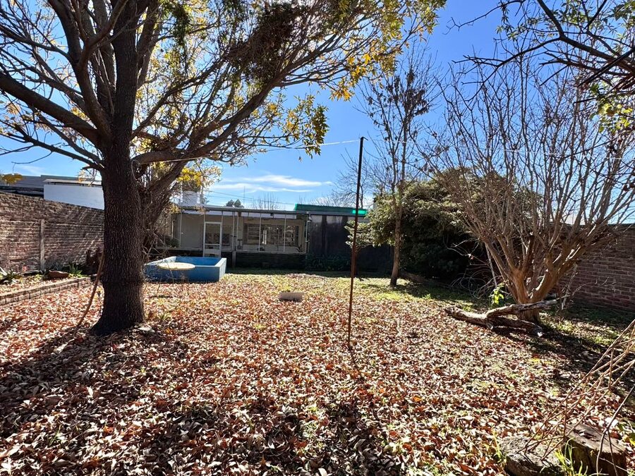 Casa 2 dormitorios con cochera y amplio patio verde - Zona Parque Gazzano