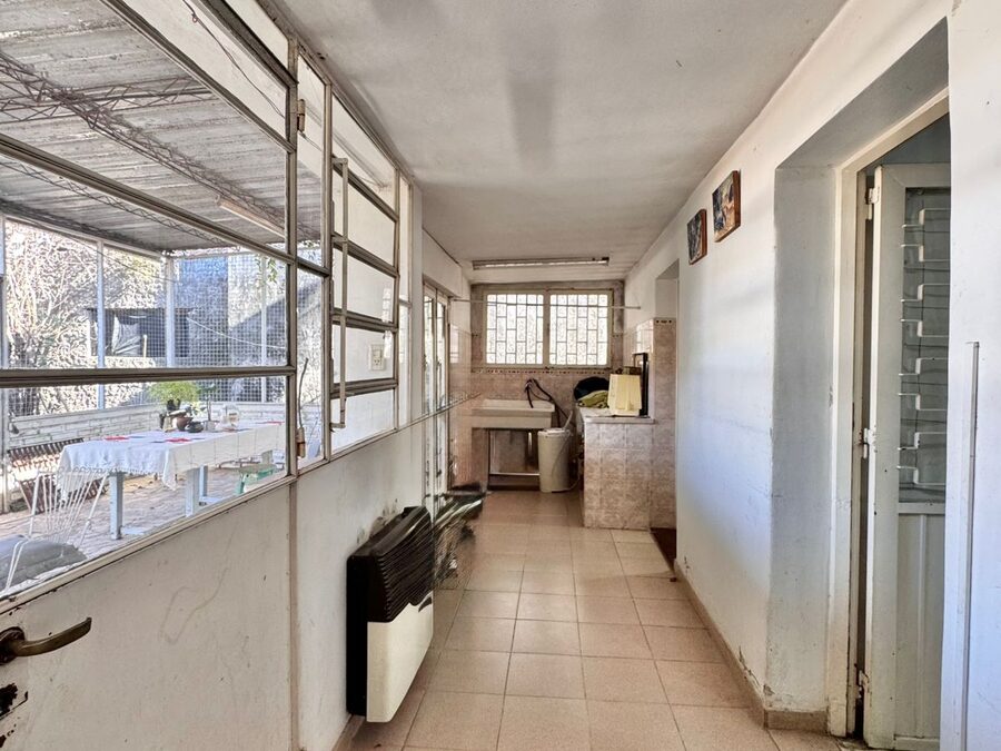 Casa 2 dormitorios con cochera y amplio patio verde - Zona Parque Gazzano