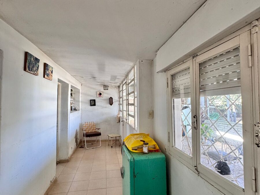 Casa 2 dormitorios con cochera y amplio patio verde - Zona Parque Gazzano