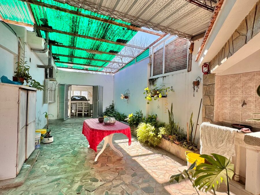 Casa 2 dormitorios con cochera y amplio patio verde - Zona Parque Gazzano