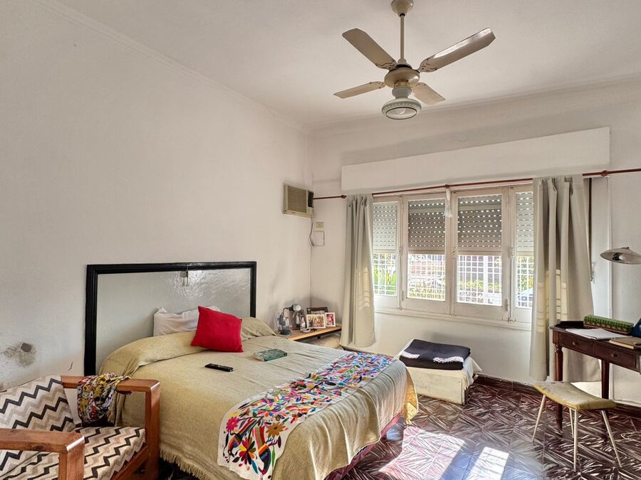 Casa 2 dormitorios con cochera y amplio patio verde - Zona Parque Gazzano