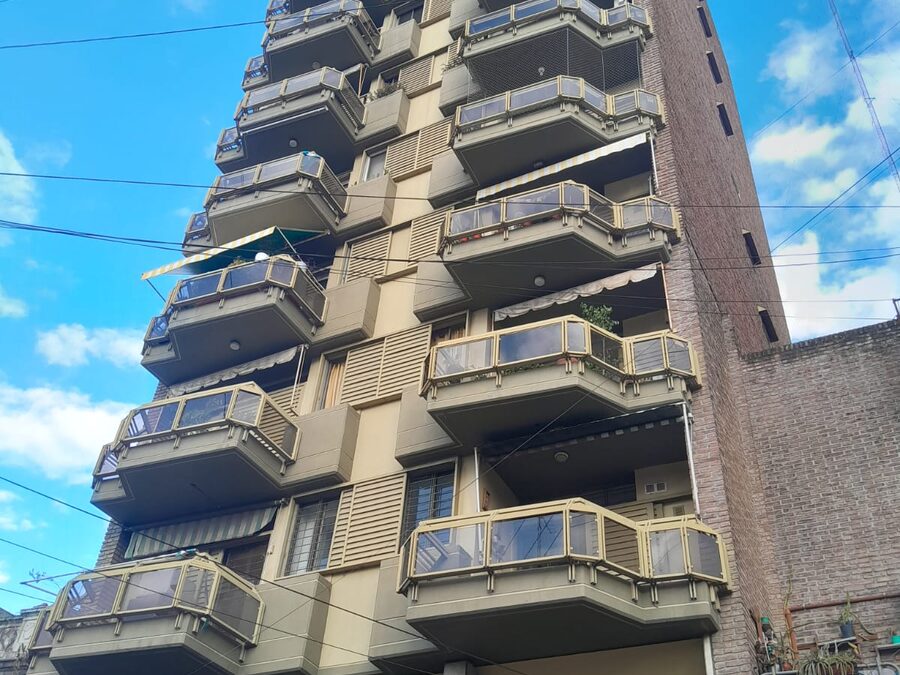 DEPTO PISO ENTERO MICROCENTRO
