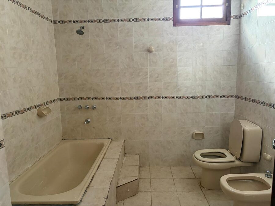 Casa 3 dormitorios alquilo en Acceso Norte