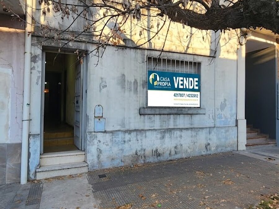 CASA EN VENTA EN CALLE ILLIA (A RECICLAR)