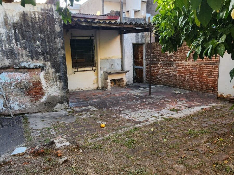CASA EN VENTA EN CALLE ILLIA (A RECICLAR)