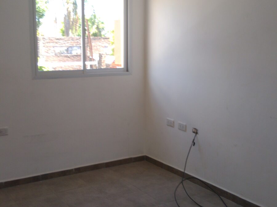 Particular alquila departamento de 2 dormitorios con cochera semicubierta en calle av de las Américas al 2800.Tel 3435088274