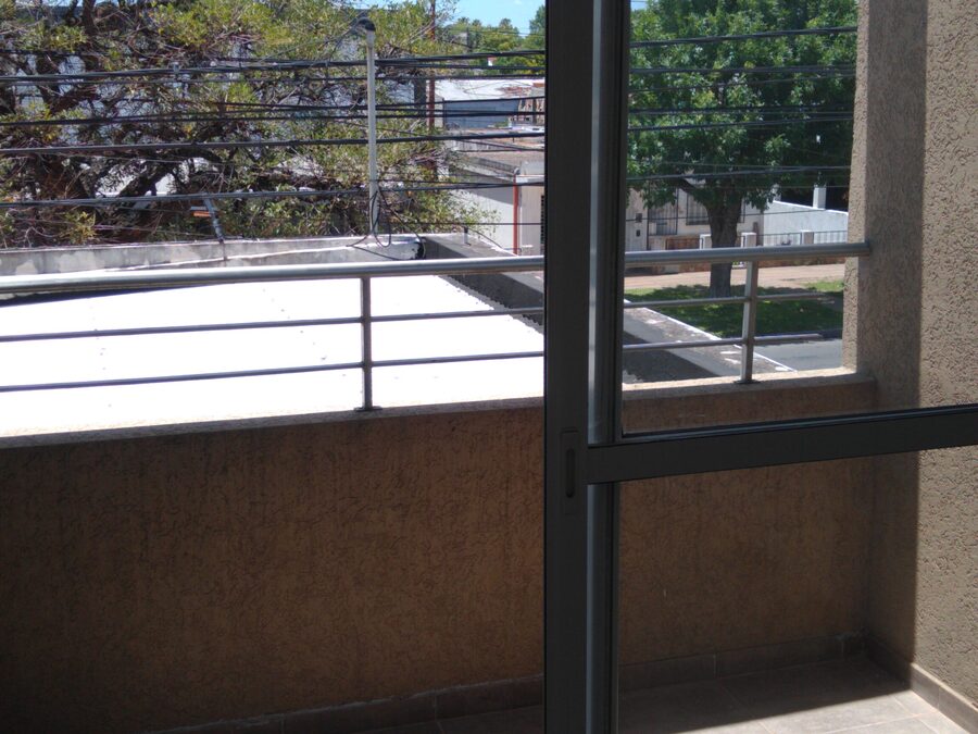 Particular alquila departamento de 2 dormitorios con cochera semicubierta en calle av de las Américas al 2800.Tel 3435088274