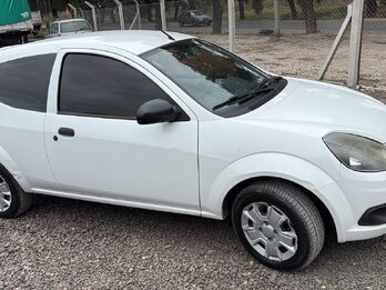 VENDO FORD KA 1.0 AIRE Y DIRECCION AÑO 2012 - 100.000 KM