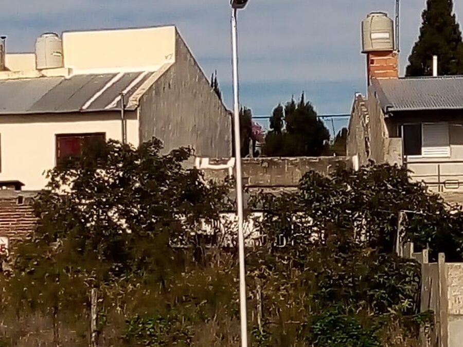 VENDO CASA A 5 CUADRAS DEL CENTRO DOS INGRESOS ,ZONA AV.EJERCITO
