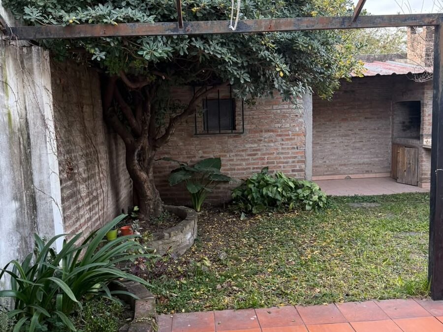 ALQUILO CASA DE DOS DORMITORIOS EN CALLE CONSTANCIO CARMINIO
