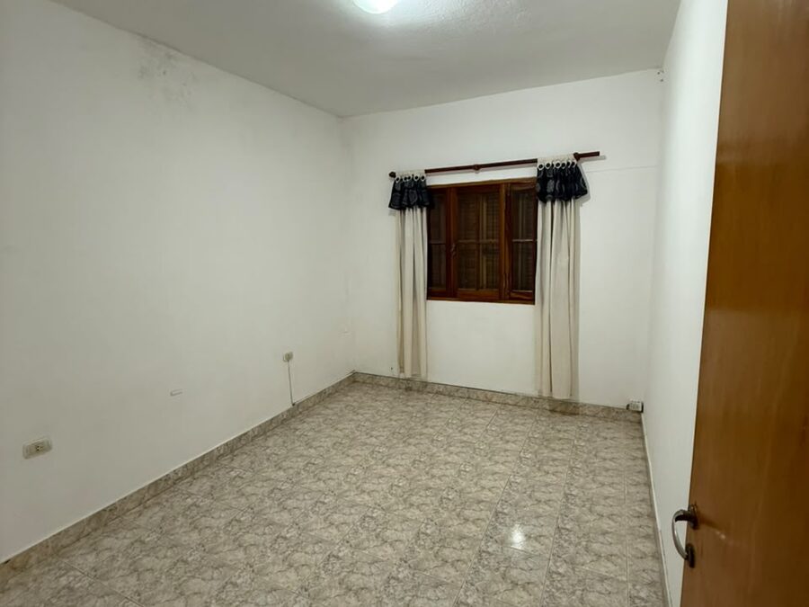 ALQUILO CASA DE DOS DORMITORIOS EN CALLE CONSTANCIO CARMINIO