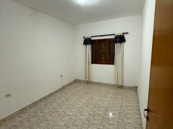 ALQUILO CASA DE DOS DORMITORIOS EN CALLE CONSTANCIO CARMINIO