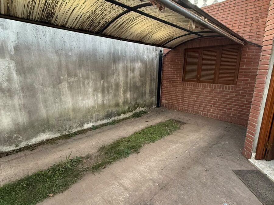 ALQUILO CASA DE DOS DORMITORIOS EN CALLE CONSTANCIO CARMINIO