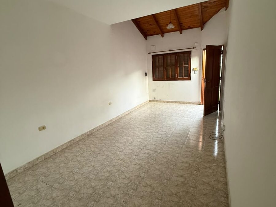 ALQUILO CASA DE DOS DORMITORIOS EN CALLE CONSTANCIO CARMINIO