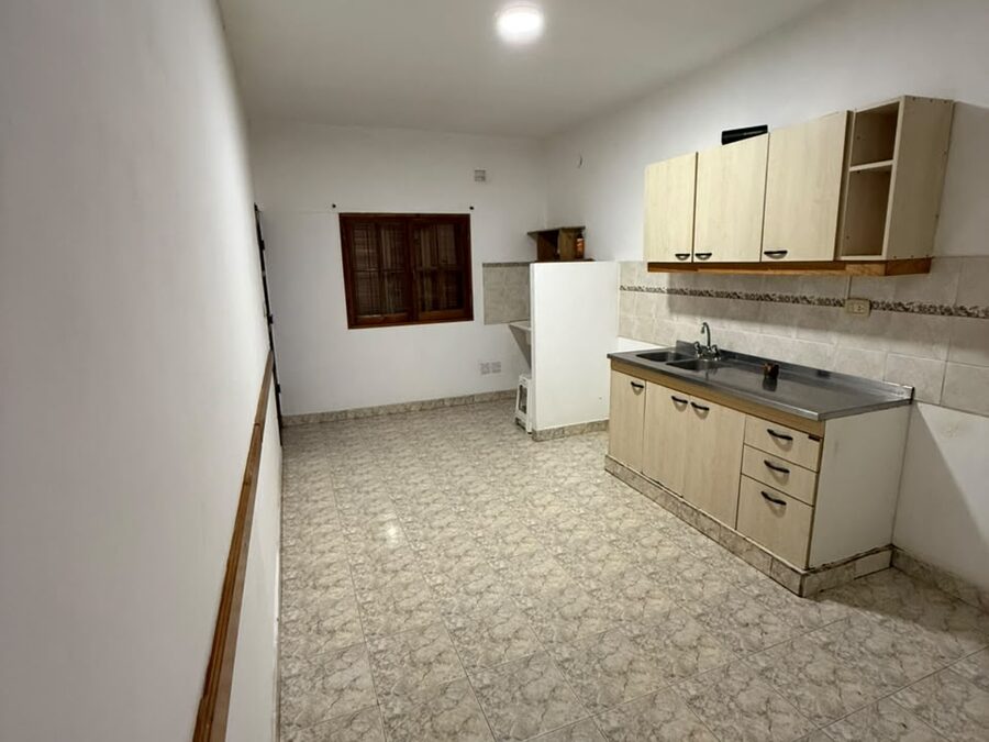 ALQUILO CASA DE DOS DORMITORIOS EN CALLE CONSTANCIO CARMINIO