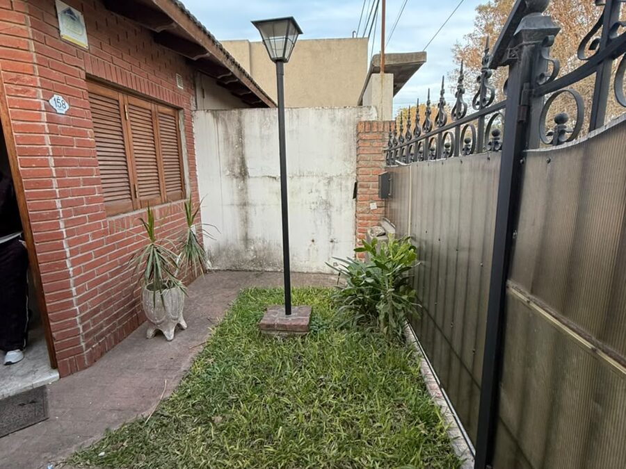 ALQUILO CASA DE DOS DORMITORIOS EN CALLE CONSTANCIO CARMINIO