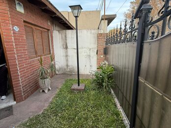 ALQUILO CASA DE DOS DORMITORIOS EN CALLE CONSTANCIO CARMINIO