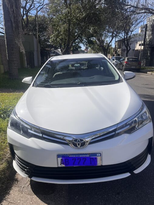 UNICA DUEÑA VENDE TOYOTA COROLLA SEDAN POR VIAJE URGENTE