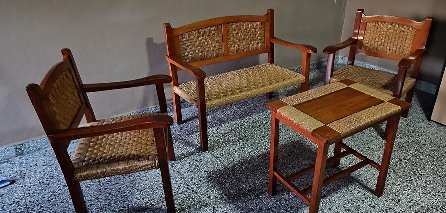 Vendo juego completo de madera y mimbre
