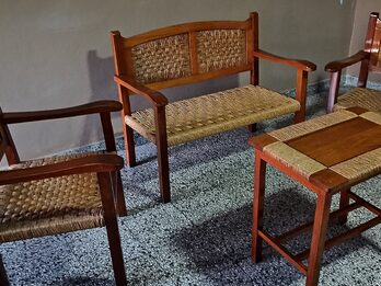 Vendo juego completo de madera y mimbre