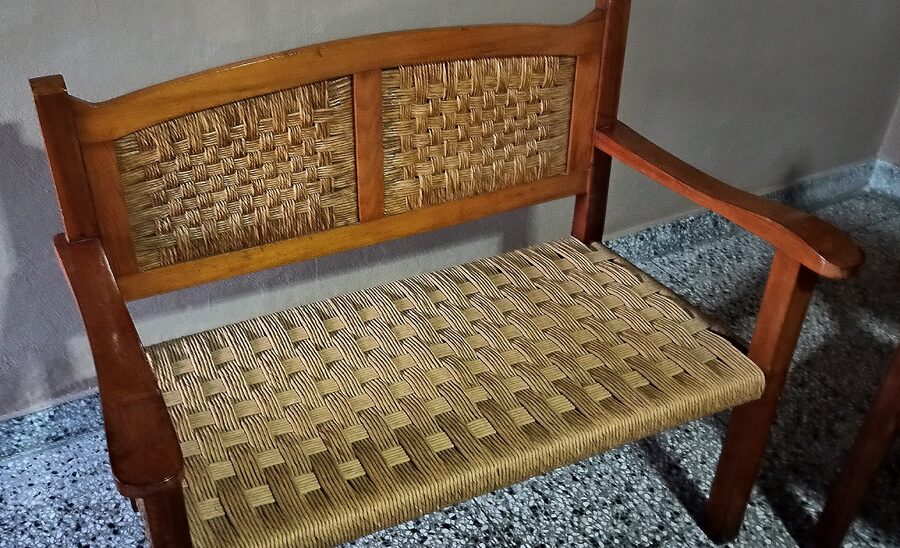 Vendo juego completo de madera y mimbre