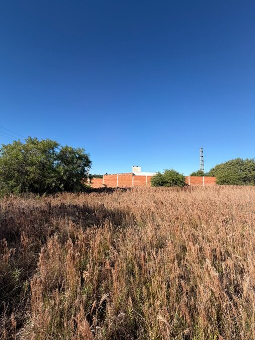 VENDO AMPLIO TERRENO EN ZONA BO. LOS LAPACHOS